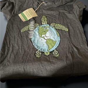Gray Sea Turtle Graphic Tee